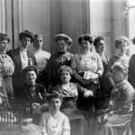 Aletta Jacobs (zittend midden) in 1911, op een Vrouwencongres in Stockholm, Zweden.