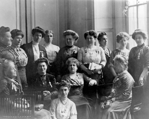 Aletta Jacobs (zittend midden) in 1911, op een Vrouwencongres in Stockholm, Zweden.