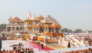 Uitzicht op de Ram Mandir op de dag van de inwijding, januari 2024