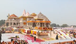 Uitzicht op de Ram Mandir op de dag van de inwijding, januari 2024