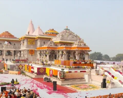 Uitzicht op de Ram Mandir op de dag van de inwijding, januari 2024