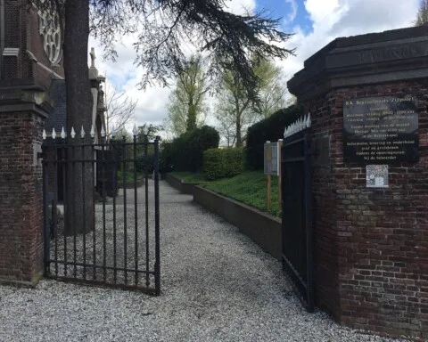 Ingang van begraafplaats Zijlpoort in Leiden