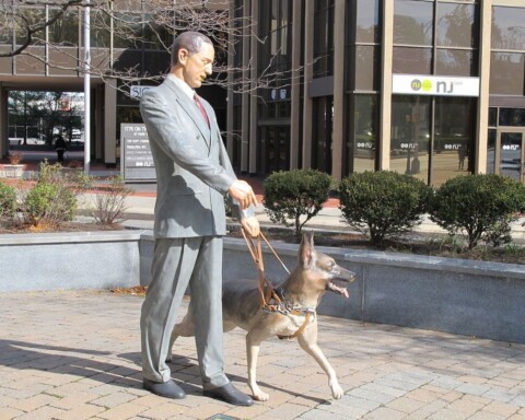 Beeld van Morris Frank en zijn geleidehond Buddy in Morristown