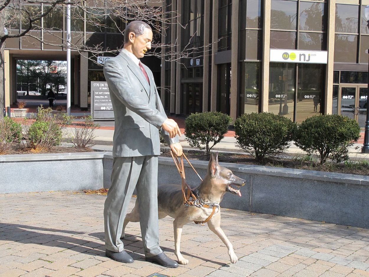 Beeld van Morris Frank en zijn geleidehond Buddy in Morristown