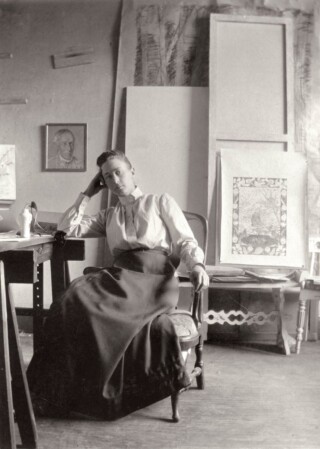 Hilma af Klint (1862–1944) in haar atelier aan Hamngatan in Stockholm