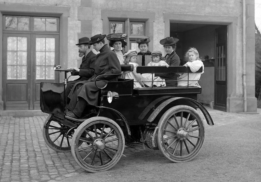 Henri Tudor bestuurt zijn elektrisch aangedreven auto, 1902