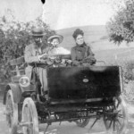 Henri Tudor in zijn elektrische auto, kort na 1900.