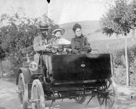 Henri Tudor in zijn elektrische auto, kort na 1900.