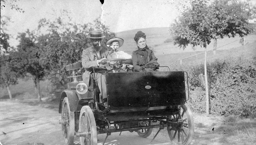 Henri Tudor in zijn elektrische auto, kort na 1900.