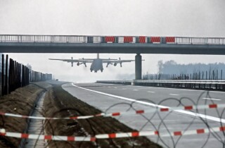 Een Lockheed C-130 Hercules landt op de A29 bij Ahlhorn tijdens de militaire oefening 'Highway 84'.