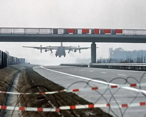 Een Lockheed C-130 Hercules landt op de A29 bij Ahlhorn tijdens de militaire oefening 'Highway 84'.