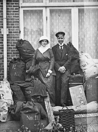 Jenny en Philip Visser voor hun huis in Schiedam met bagage voor de ambulance voor vertrek naar Rusland