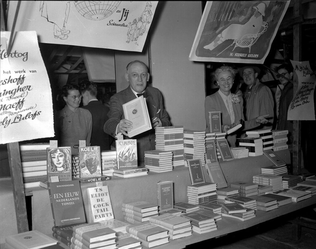 Kraam met boeken van Arie de Hertog (links) en Madelon Székely-Lulofs (rechts) tijdens de Boekenweek in de Bijenkorf, 1 maart 1952 