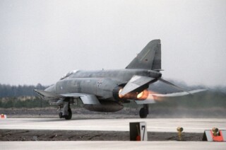 Douglas F-4F Phantom II tijdens een test op de snelweg in 1984