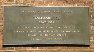 Plaquette bij het Binnenhof in Den Haag ter herinnering aan het Englandspiel