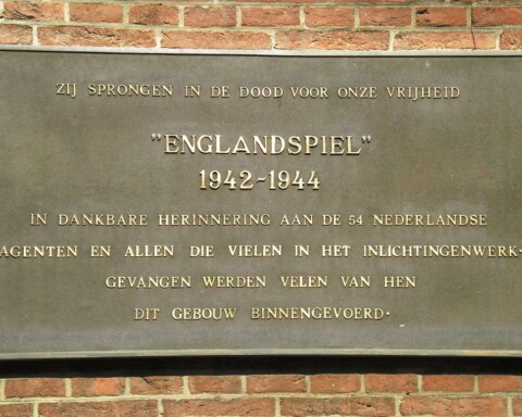 Plaquette bij het Binnenhof in Den Haag ter herinnering aan het Englandspiel