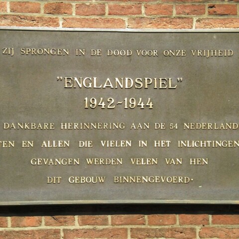 Plaquette bij het Binnenhof in Den Haag ter herinnering aan het Englandspiel