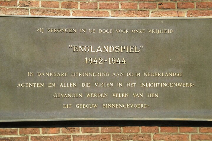 Plaquette bij het Binnenhof in Den Haag ter herinnering aan het Englandspiel