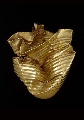 Gouden beker met recente ploegschade, gevonden te Ringlemere, Kent in Engeland, 11,2 cm; 1950-1750 v.Chr. 