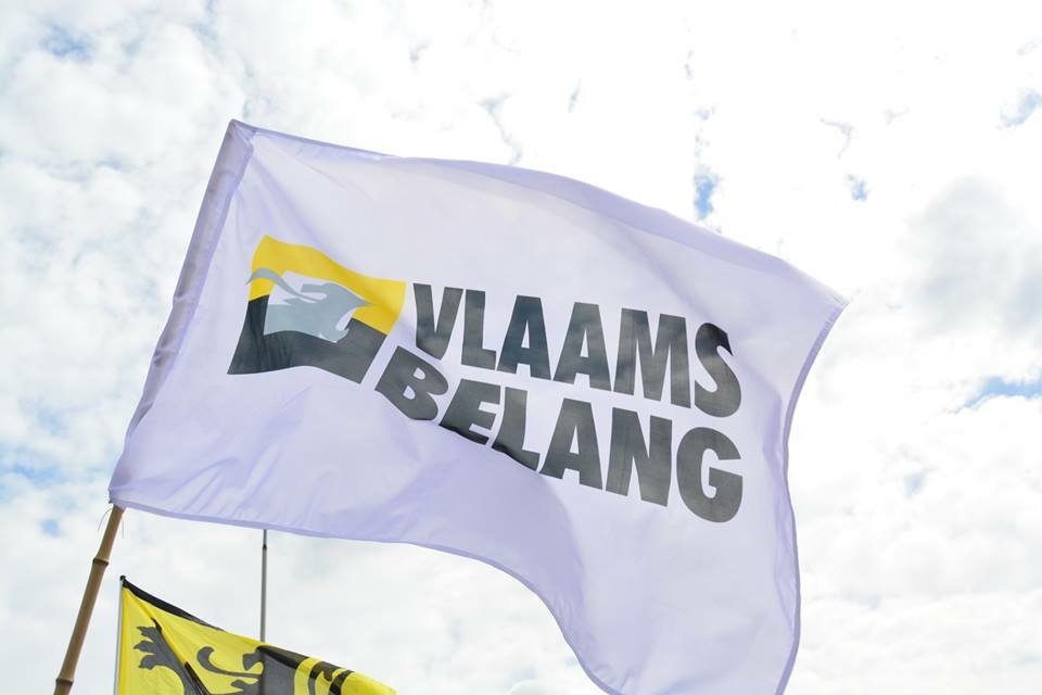 Vlag met het officiële logo van Vlaams Belang