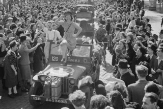 Feestende menigte tijdens de bevrijding van Brussel in 1944