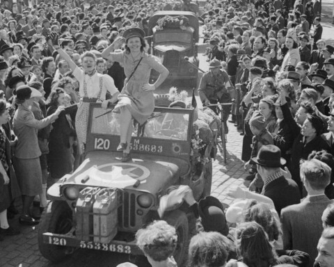 Feestende menigte tijdens de bevrijding van Brussel in 1944