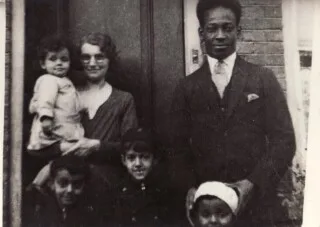 Familiefoto, v.l.n.r. Judith op de arm van moeder Nel, haar vader Anton, staand onder, Kees, Ad en Ton