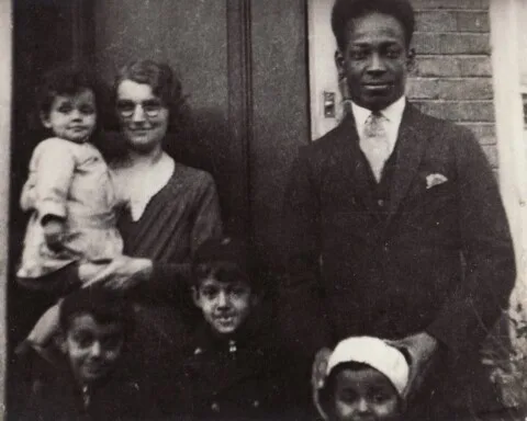 Familiefoto, v.l.n.r. Judith op de arm van moeder Nel, haar vader Anton, staand onder, Kees, Ad en Ton