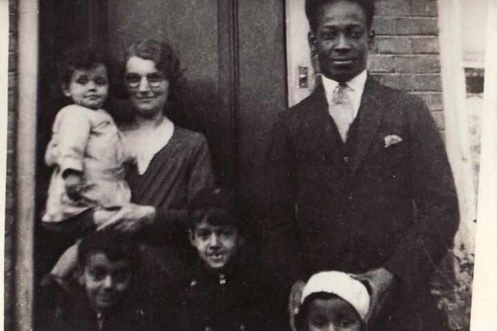 Familiefoto, v.l.n.r. Judith op de arm van moeder Nel, haar vader Anton, staand onder, Kees, Ad en Ton