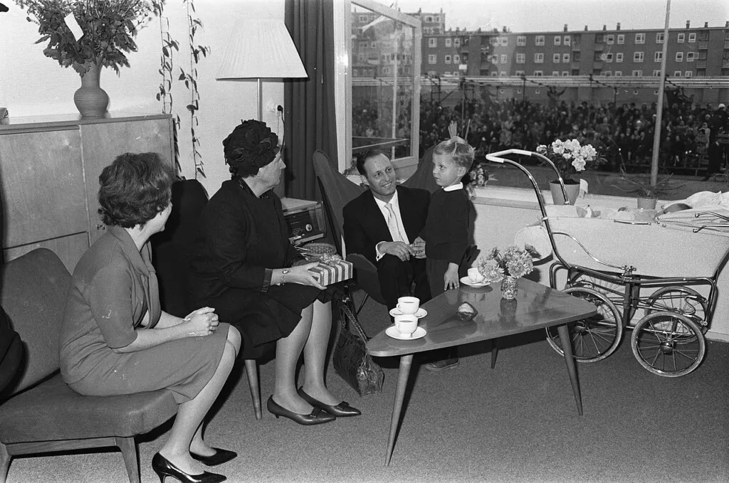 Koningin Juliana bezocht op 8 november 1962 in Zwolle de bewoners van de miljoenste na-oorlogse woning 