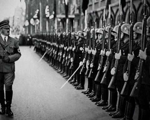 Hitler bij een groep soldaten van de SS-Leibstandarte Adolf Hitler, in september 1935 tijdens een Reichsparteitag in Neurenberg