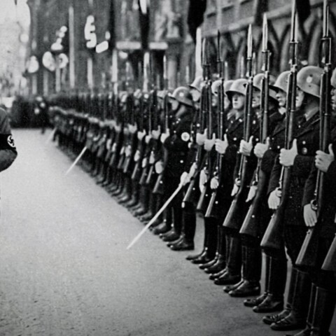 Hitler bij een groep soldaten van de SS-Leibstandarte Adolf Hitler, in september 1935 tijdens een Reichsparteitag in Neurenberg