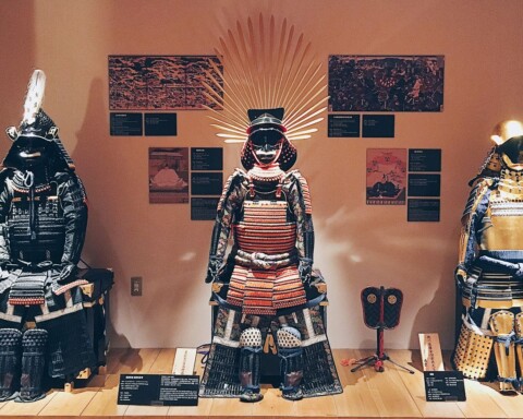 Harnassen van samoerai-strijders in het Samurai Museum in Kabukicho, Tokio