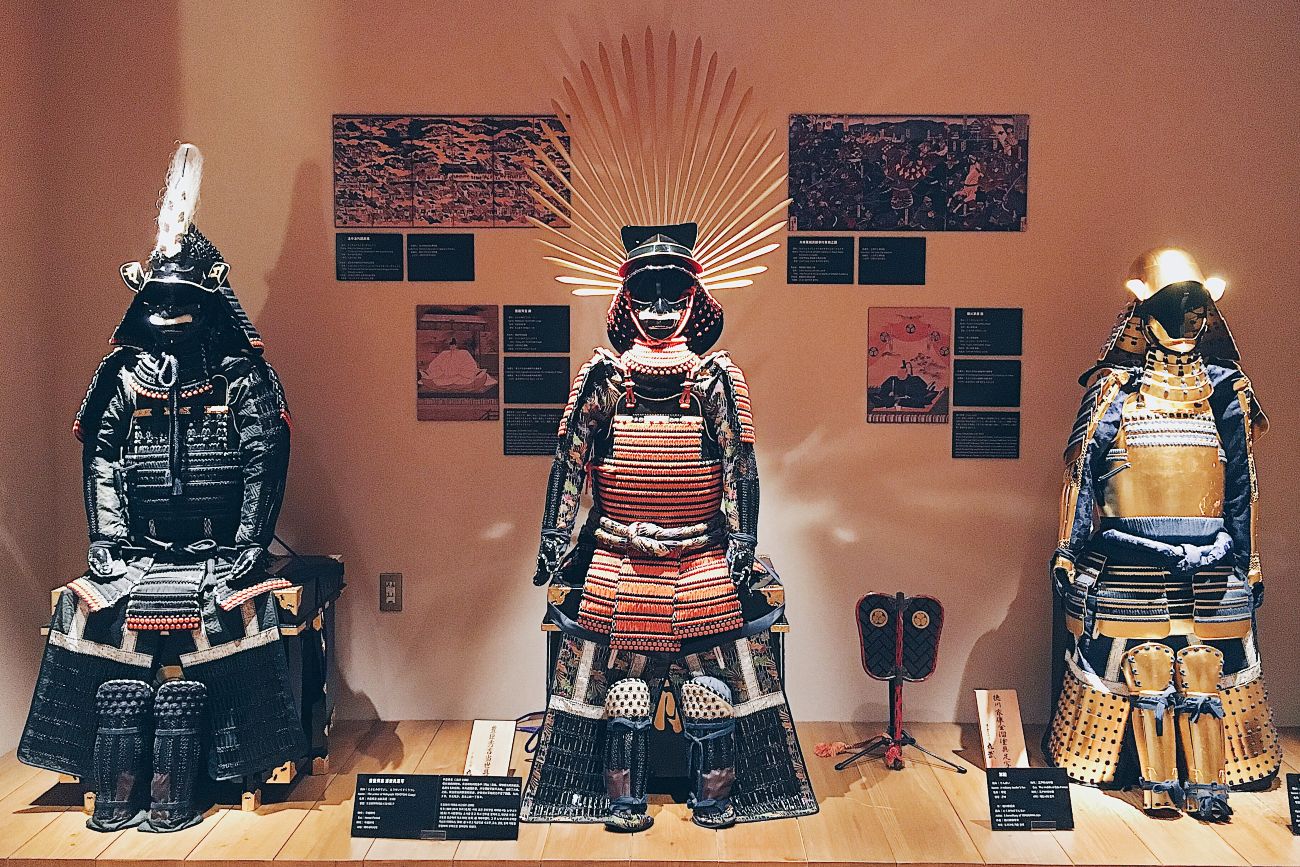 Harnassen van samoerai-strijders in het Samurai Museum in Kabukicho, Tokio