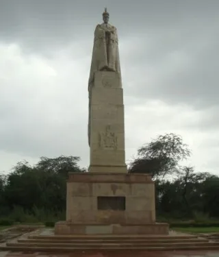 Het standbeeld van George V dat in 1968 werd verplaatst naar het Cononation Park in Delhi.