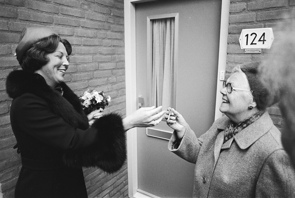 Koningin Beatrix overhandigt de sleutel van de vijfmiljoenste woning aan mevrouw Van Voorthuizen, 5 oktober 1982