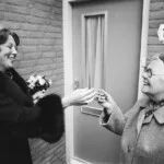 Koningin Beatrix overhandigt de sleutel van de vijfmiljoenste woning aan mevrouw Van Voorthuizen, 5 oktober 1982