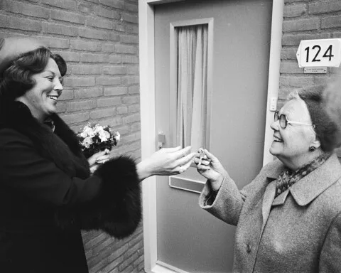 Koningin Beatrix overhandigt de sleutel van de vijfmiljoenste woning aan mevrouw Van Voorthuizen, 5 oktober 1982