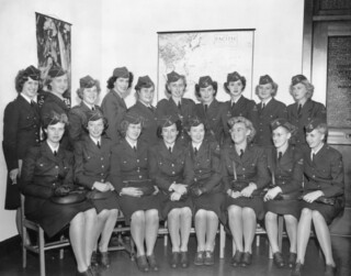 Het VK in Fort Oglethorpe, Georgia 1944. Tjits staat tweede van links, rechts naast haar staat Trixie. Tilly en Mimi staan tweede en derde van rechts. Janet Meerburg zit vierde van rechts (Privébezit H. van Tongeren) Uit: Saluut Batavia