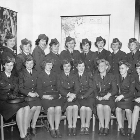 Het VK in Fort Oglethorpe, Georgia 1944. Tjits staat tweede van links, rechts naast haar staat Trixie. Tilly en Mimi staan tweede en derde van rechts. Janet Meerburg zit vierde van rechts (Privébezit H. van Tongeren) Uit: Saluut Batavia