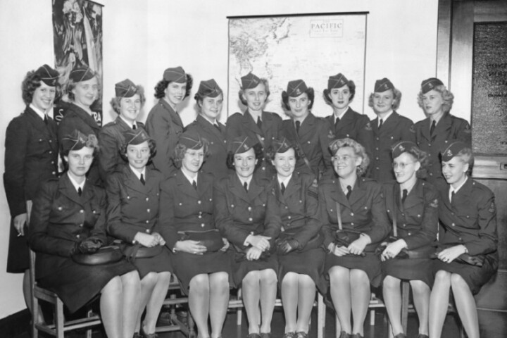 Het VK in Fort Oglethorpe, Georgia 1944. Tjits staat tweede van links, rechts naast haar staat Trixie. Tilly en Mimi staan tweede en derde van rechts. Janet Meerburg zit vierde van rechts (Privébezit H. van Tongeren) Uit: Saluut Batavia