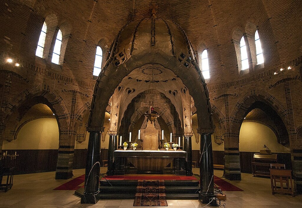 Koperen ciborium met hoogaltaar in de Sint-Jan van Waalwijk