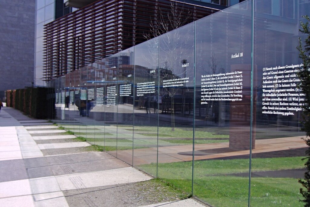 De eerste negentien artikelen van de Duitse grondwet, afgebeeld op het Jakob-Kaiser-Haus in Berlijn