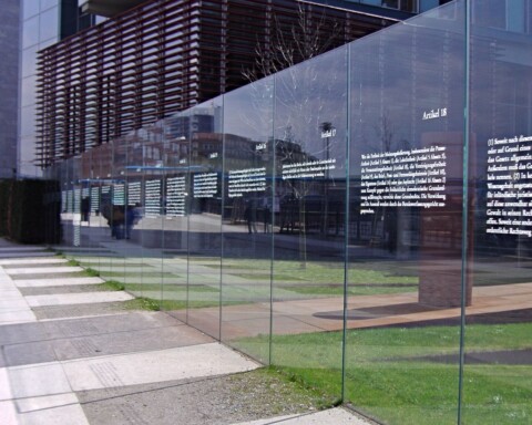 De eerste negentien artikelen van de Duitse grondwet, afgebeeld op het Jakob-Kaiser-Haus in Berlijn