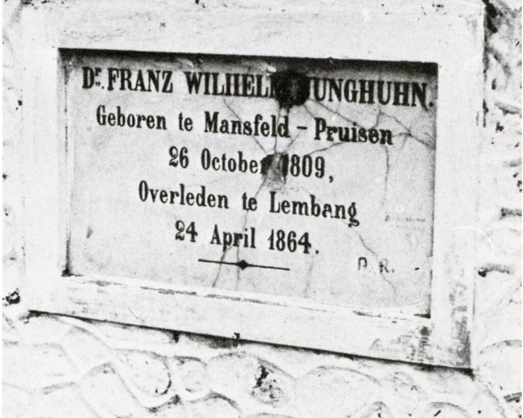 De grafsteen van Junghuhn, onderdeel van een obelisk, in Lembang