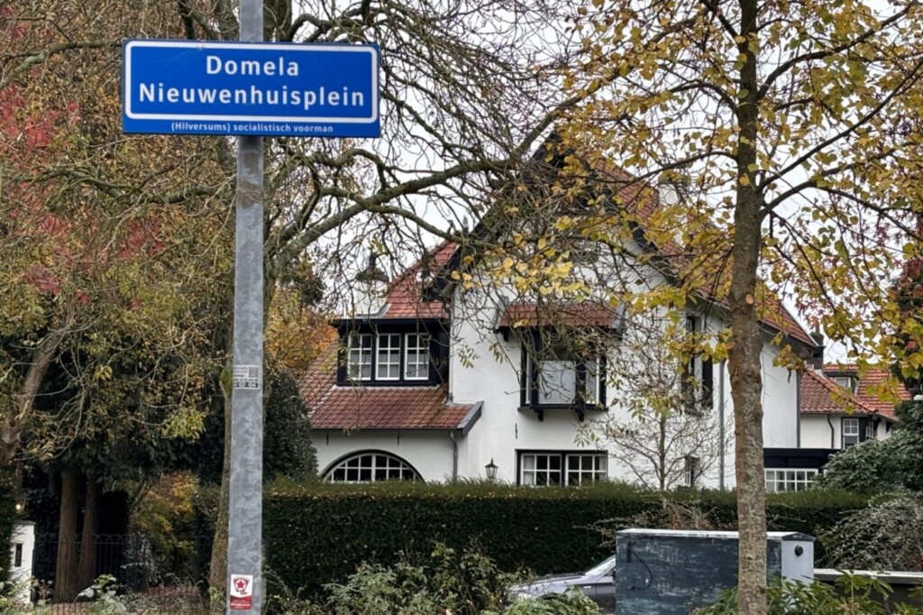 Voorheen Domela’s ‘Villa Annie’, officieel adres Burgemeester Schooklaan 20 in Hilversum, maar tegenwoordig gelegen aan het Domela Nieuwenhuisplein.