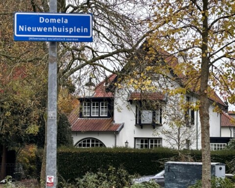 Voorheen Domela’s ‘Villa Annie’, officieel adres Burgemeester Schooklaan 20 in Hilversum, maar tegenwoordig gelegen aan het Domela Nieuwenhuisplein.