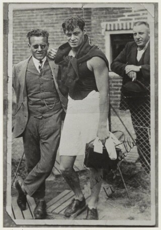 Foto van een foto uit 1928 van Johnny Weismuller die voor de Olympische Spelen in Amsterdam trainde in de Houtvaart in Haarlem