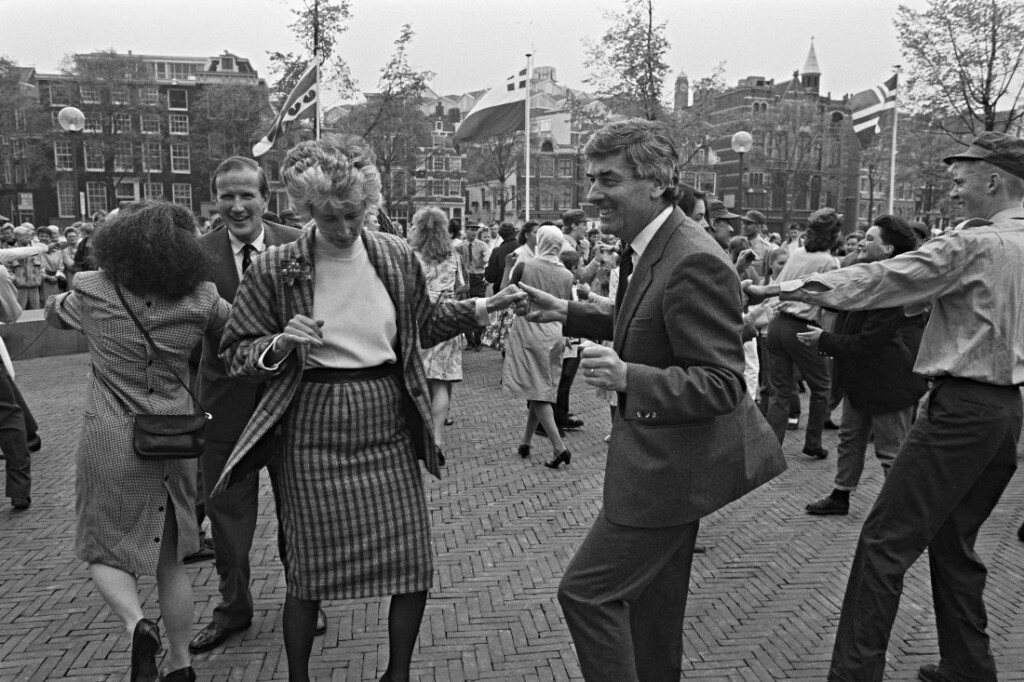 Lubbers danst met zijn vrouw Ria tijdens een herdenking van de bevrijding, 5 mei 1988