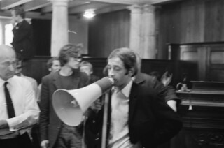 Ton Regtien met megafoon tijdens de bezetting van een gebouw van de Universiteit van Amsterdam in 1969. 